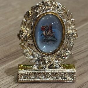 Elegant Gold Decorative Frame with Artwork